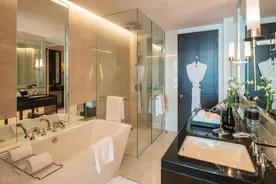 客人在酒店洗澡时摔伤，酒店承担什么责任？图片