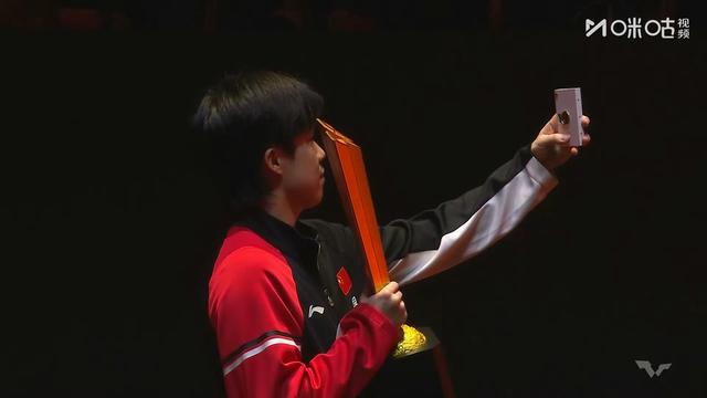 王楚钦坐车离开首钢园，披着毛巾去拍摄城市宣传照