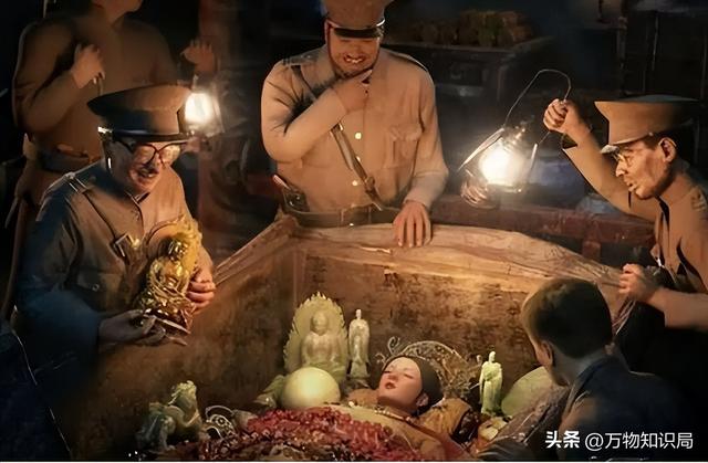 1983年慈禧墓开棺老照片：出土时全身长白毛，牙齿和指甲保存完整
