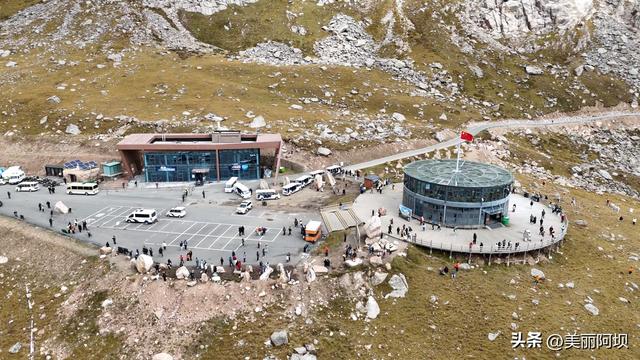国庆中秋假期第三天，莲宝叶则景区迎来客流小高峰