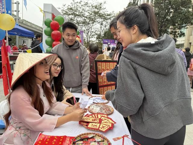 10国留学生当“文化推荐官”！曲阳社区国际文化嘉年华热力启幕