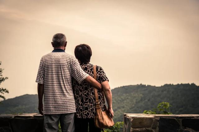 人老了，只剩一个人的时候，记住别做三件事情：1、不去子女家住；2、不亏待自己；3、不倚老卖老