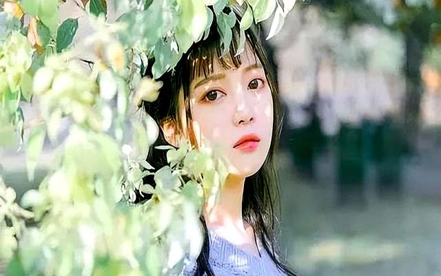 女人偷偷喜欢一个男人，才会变成这4种“样子”，不喜欢装不出来