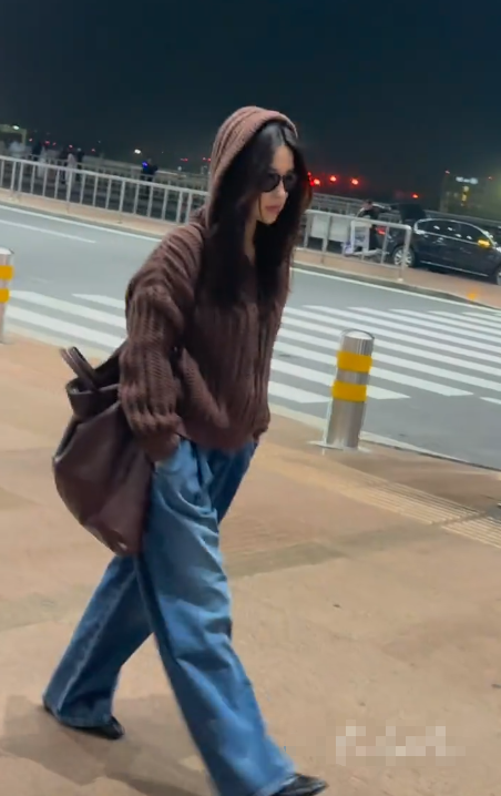 43岁郭晶晶和41岁朱珠同框，才知运动员和女明星的差距，不止气质