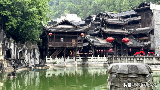 九黎石寨烟雨行 作者：铁道兵二师六团学生三连 吉农