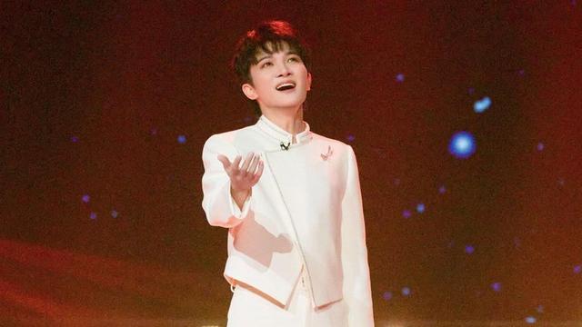 央视秋晚，周深压轴登场，以一首中俄双语的《归来》震撼全场。