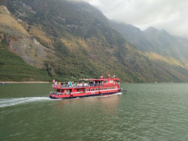 鄂渝行第四天（上）：小红船换小白船，从巫山到巴东