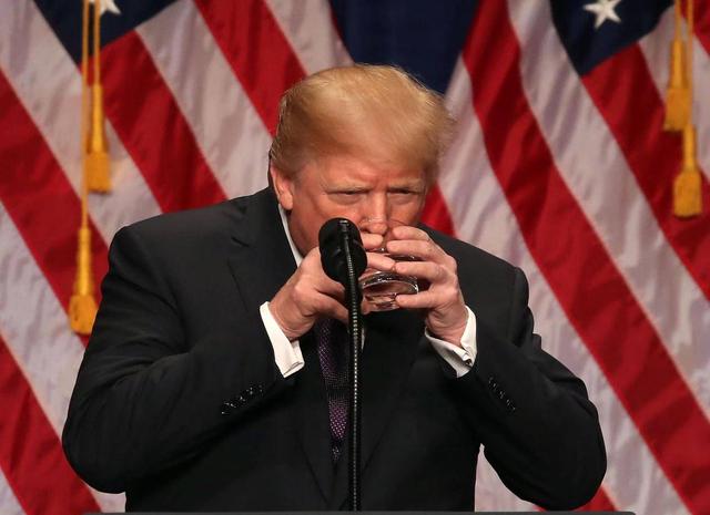 美制裁令逼全球金融机构二选一！俄经济增速骤降至0.6%引全球热议