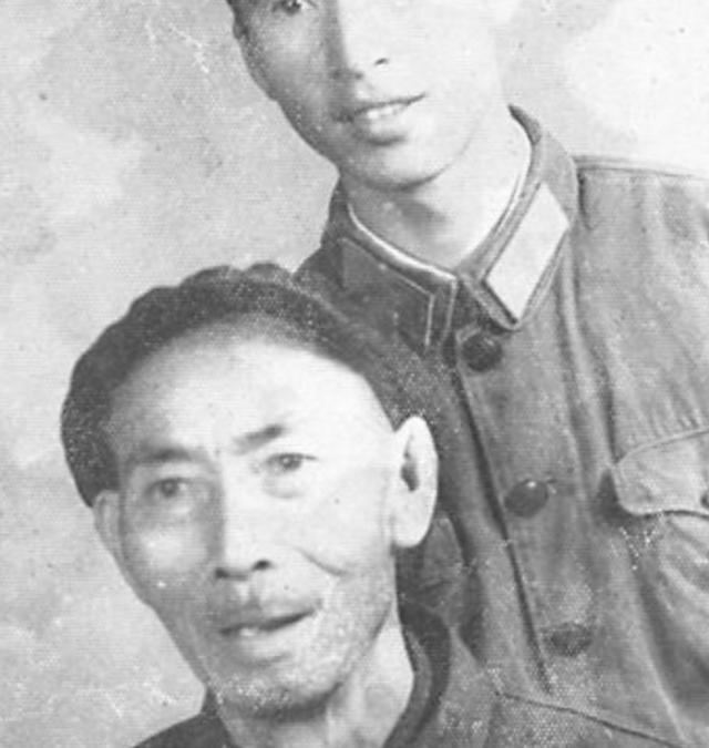 老人在北京军博摸文物被制止，他却语出惊人：我背它走完的长征
