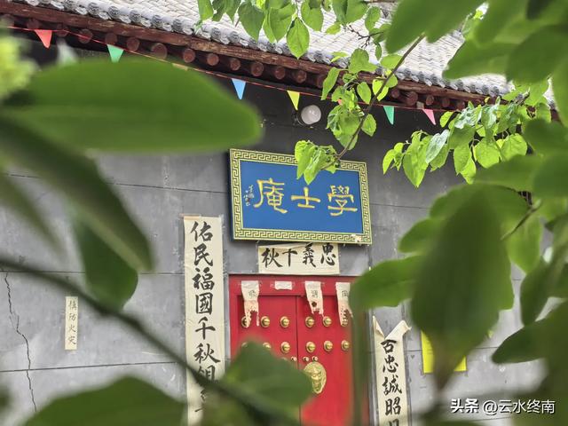 蓝田这村子人才济济，当朝正三品官员都不算啥，有传承就是不一样