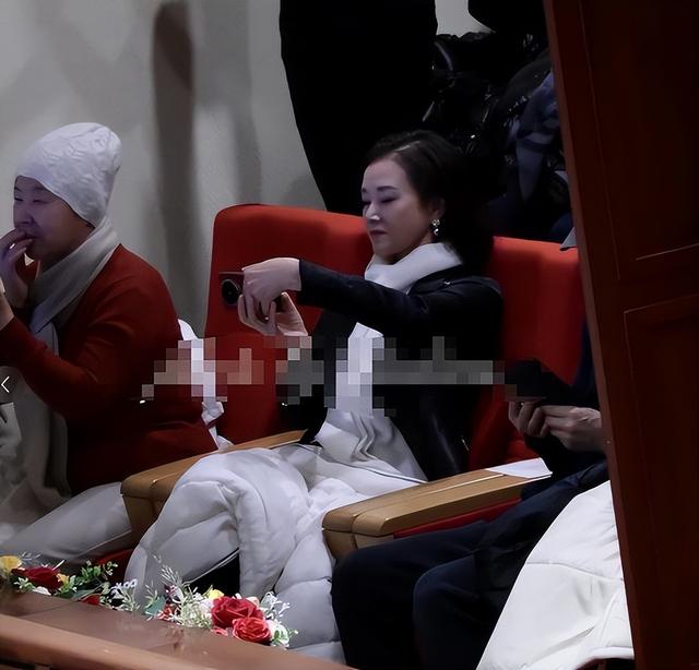 宋祖英和老友在北京观看京剧《穆桂英挂帅》