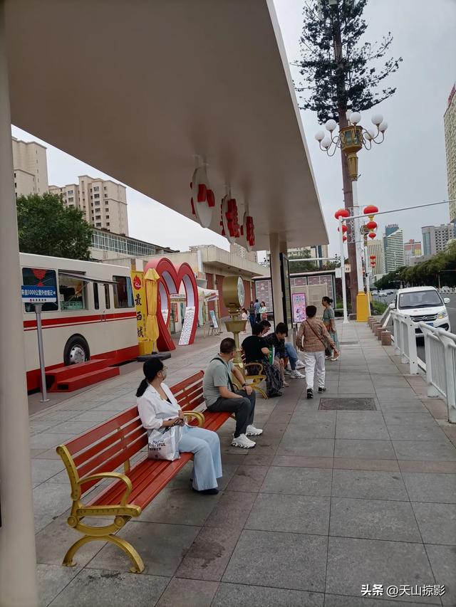 与你重逢，乌鲁木齐八楼2路公交站