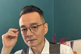 六七十岁男人：尽量少留这些发型，听着洋气，实际土气，很油腻图片