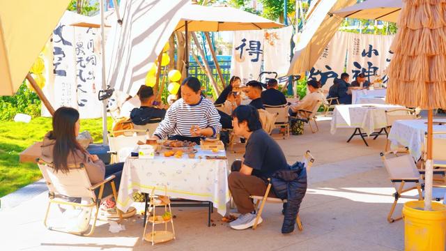 成都双子塔巨幕喊你赴约:“天气凉了,去米易吧!”