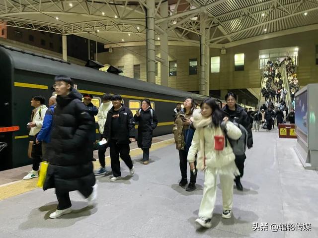 从北国雪原到温暖归途，普铁列车见证冬日中国