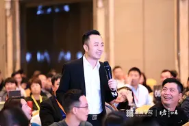 被骗进传销反成骨干，靠嘴忽悠国人净赚数亿，移民后享国宾级待遇图片