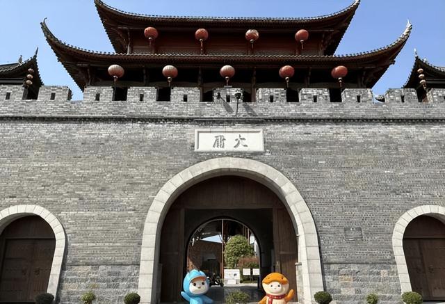 文旅项目陷“倒闭潮”，花20亿打造的古城，游客不买账亏损超10亿