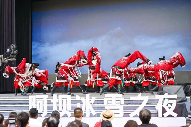 雪山作序 彩林入画 “阿坝冰雪之夜”发出最美秋日邀约