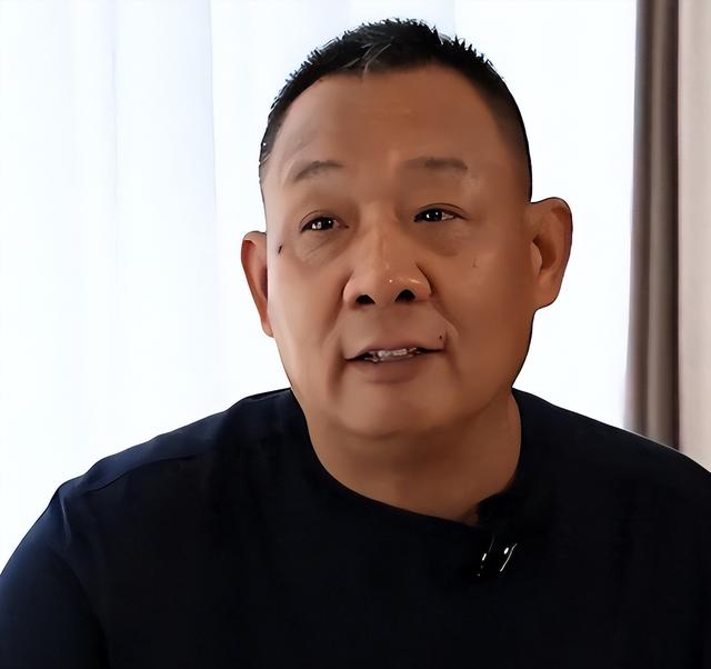 警惕“造神”陷阱！人民日报专访连发多问，揭露于东来真实的想法