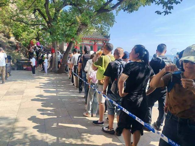 假日客流高峰来袭！千山景区人气大爆发