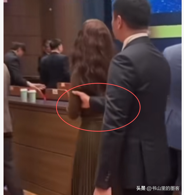 章泽天陪刘强东迪拜过圣诞	，疑住3万一晚酒店，打扮精致却穿脏鞋