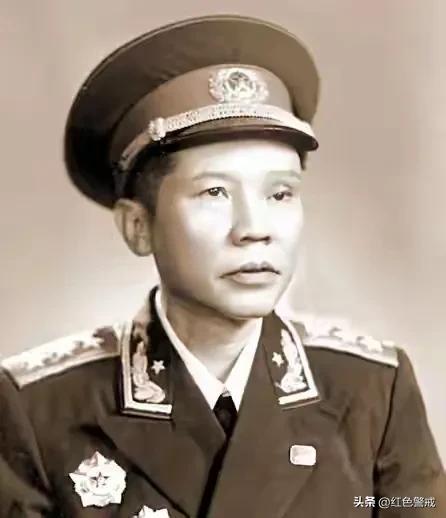 1929年,毛主席唯一留下来的合影,80年才被发现,那时他风华正茂