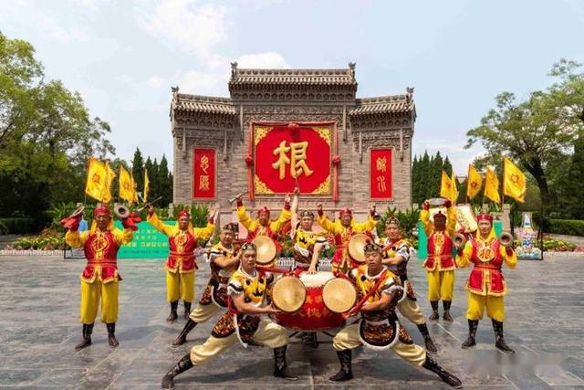 古槐屹立岁月悠、枝繁叶茂诉千秋