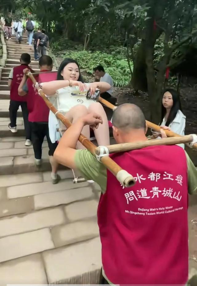 青城山滑竿：肩膀上的“印钞机”！