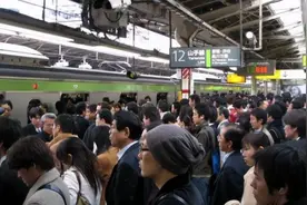 东京的地铁到底有多拥挤？看了它每年的客运量就知道了！图片
