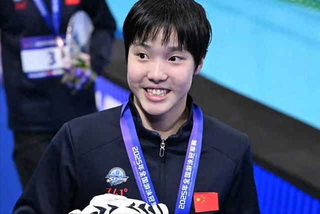 轰动泳坛！中国12岁小将打破世界记录，美媒彻底破防：她年龄作弊