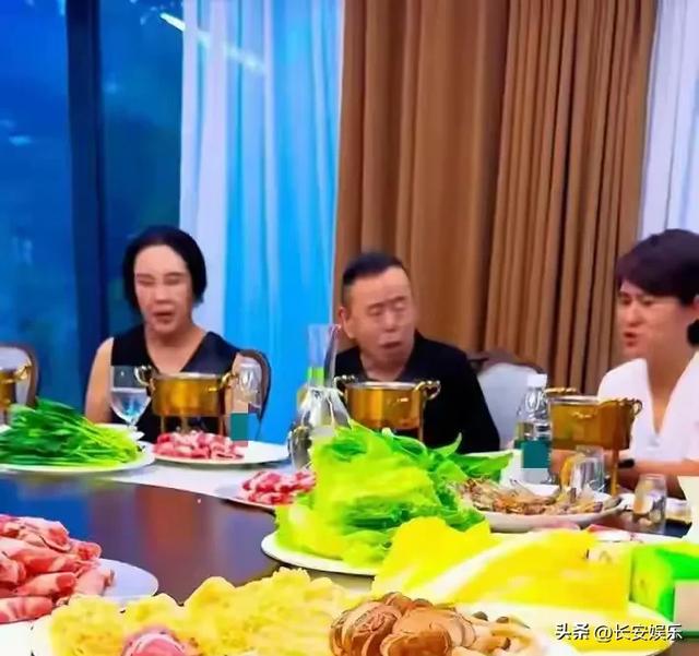 潘长江一家北京别墅宴客，餐厅大得像会所，妻子杨云罕见现身！