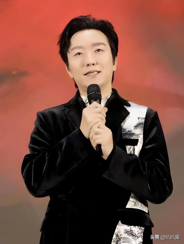 善恶终有报！47岁“跌落神坛	”的李玉刚，终是活成了“跳梁小丑”