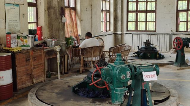 上当了！玩水挖沙捞鱼露营“宝藏地”，荷泗长潭水电站原来这样的