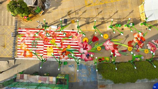 斗南花卉市场核心街区“焕新”登场！剑兰雕塑美不胜收