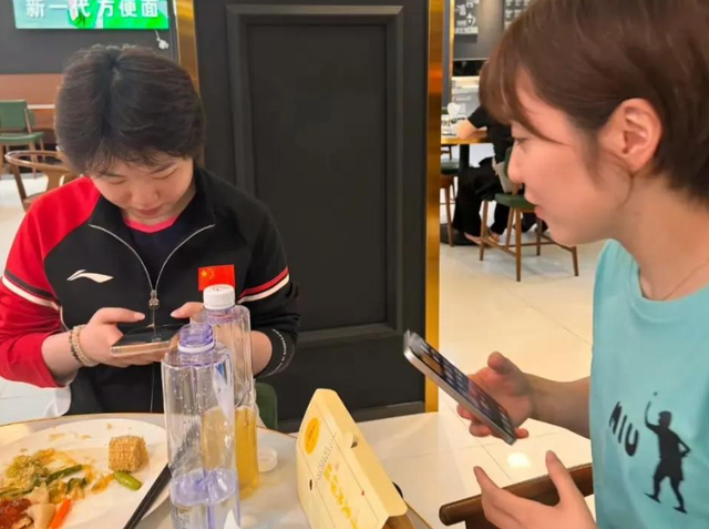 姐妹情深！蒯曼请平野美宇吃大餐，两人在中国大满贯赛开心相聚