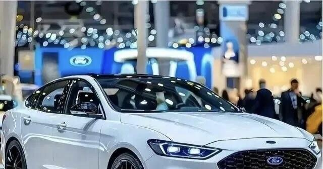 全新福特曝光，外观设计配四出排气，内饰调整，搭载2.0T发动机！