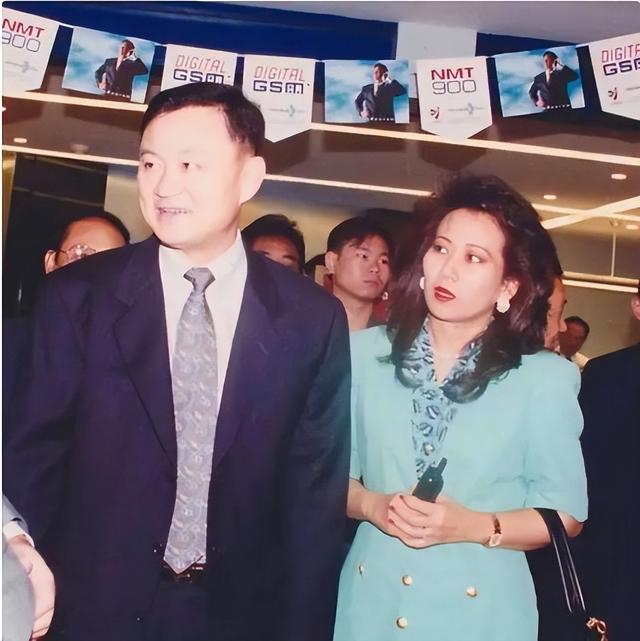 离婚不离家！看到如今佩通坦的窘境，才知他信家族最大的底气是她