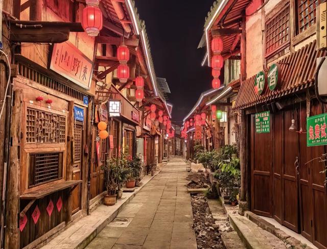 重庆有座冷门的避暑古镇，游客在河里打麻将，知道的人不多