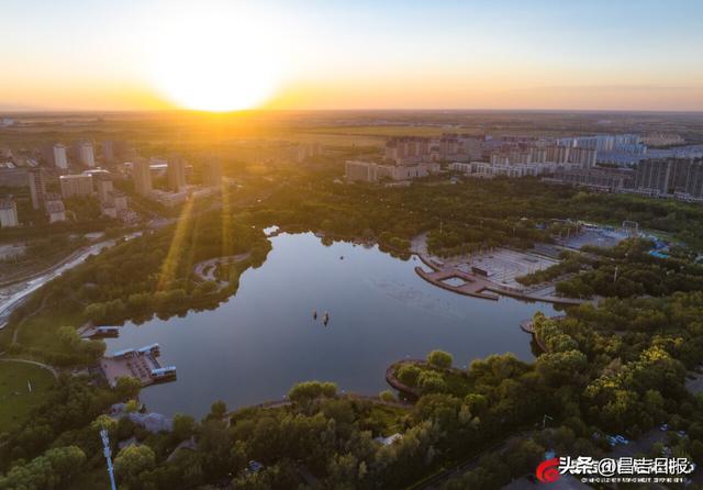 视觉·昌吉 | 3000余棵乔木+9万株灌木！奇台县这座公园成了城市“绿肺”