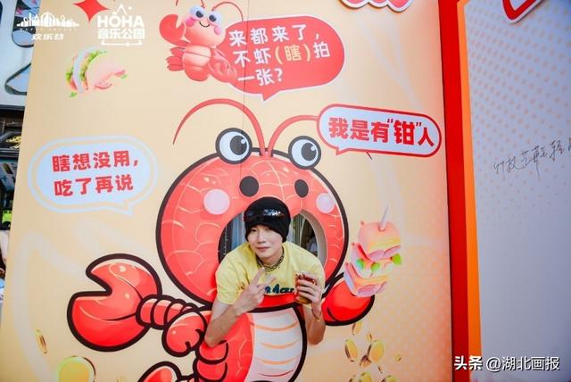 武汉欢乐谷变身户外LiveHouse 武汉夜游天花板来了