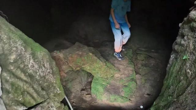 重庆大学城深山发现一排蛮子洞，内部有古人留下的文字和生活痕迹