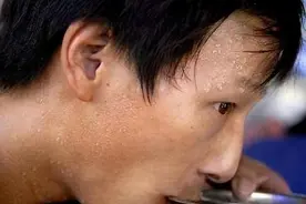 动不动满头汗，其实是肾太虚！教你1招，再厉害的出汗都不怕了！图片