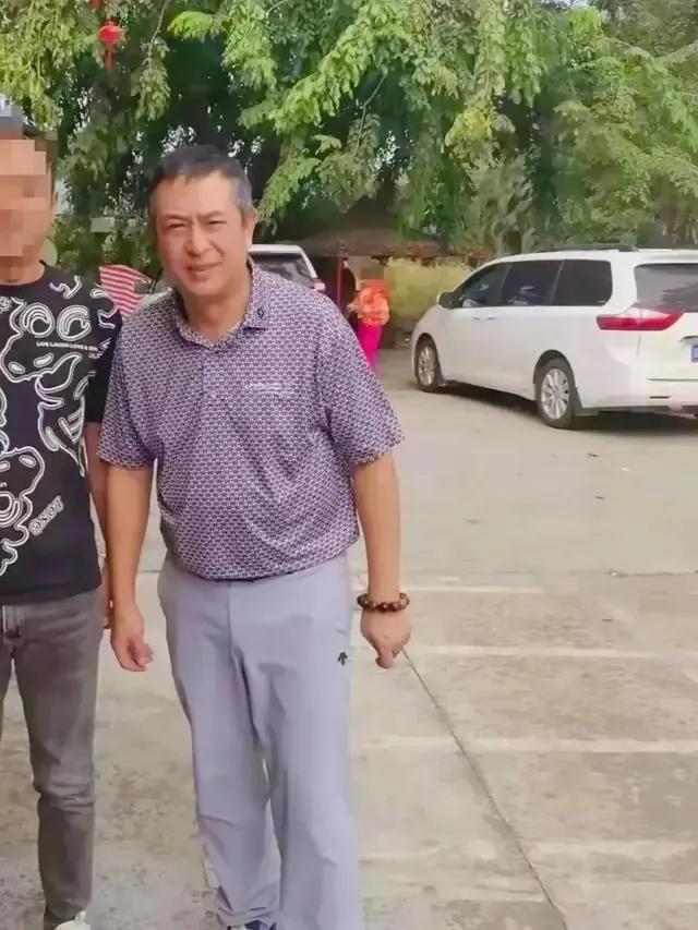 55 岁张嘉译海南现身，身形显苍老弯腰驼背，中年爆红更显不易