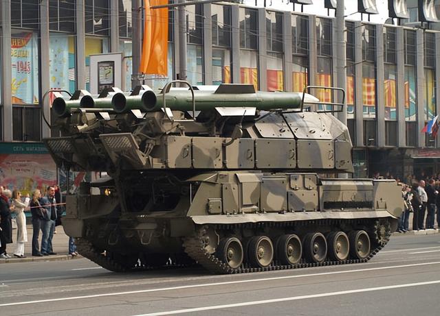 特朗普终于迈出这一步，F18“破门而入	”，委内瑞拉还能撑多久？