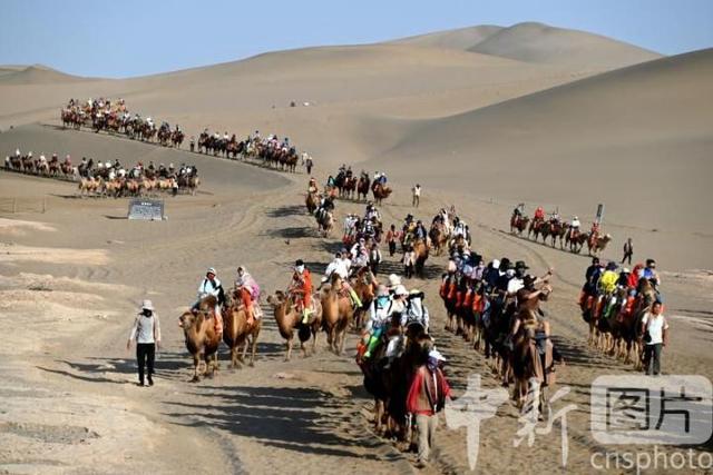 金秋时节 敦煌大漠旅游热