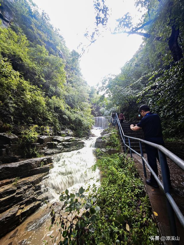 淄博潭溪山雨后现飞瀑奇观