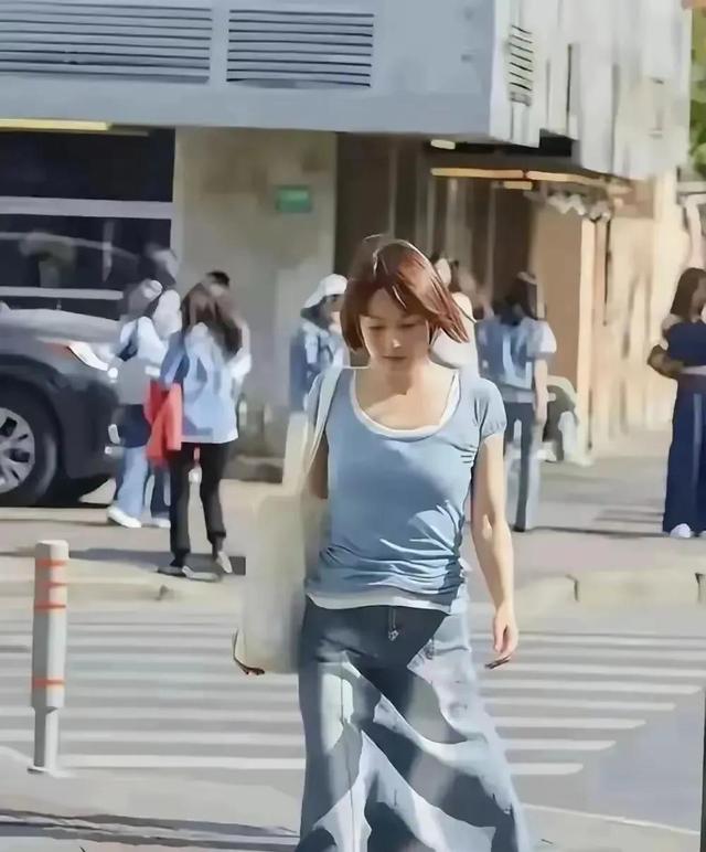 马伊琍现身上海街头，年近五十初看显老像大妈，细看气质犹存