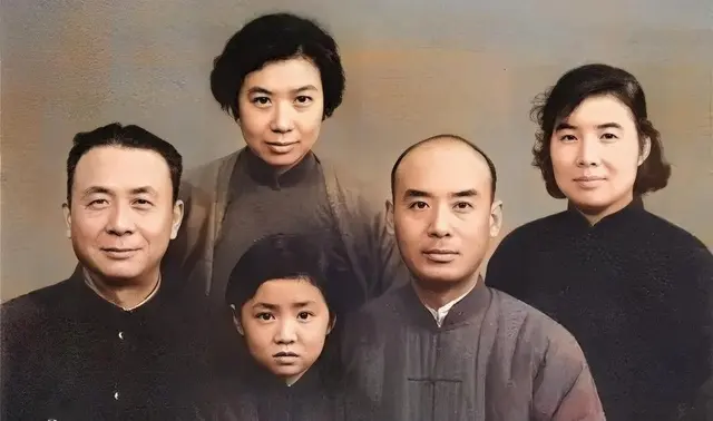她是烈士的女儿，丈夫去世后，她嫁给大名鼎鼎的姐夫金山