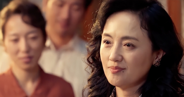 离春节只剩1个月，52岁辛柏青终于传出喜讯，朱媛媛可以放心了！