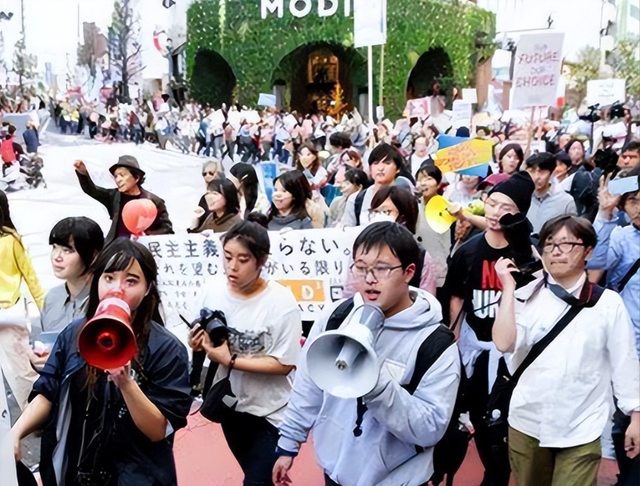 支持率飙升至92.4%！高市早苗迎来大反转，日本政坛要变天了吗？